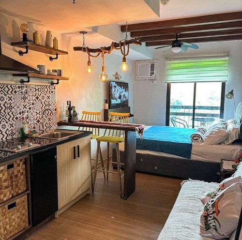 Room with Pool and Playground Close to Sky Ranch