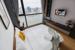 Laptop workspace, blackout curtains, soundproofing, iron/ironing board - HMH - Vinhomes Skylake - Dream apartment (Hanoi)