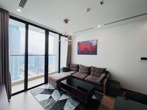 Laptop workspace, blackout curtains, soundproofing, iron/ironing board - HMH - Vinhomes Skylake - Dream apartment (Hanoi)