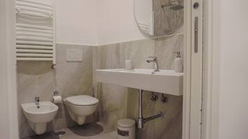 Dusche, Haartrockner, Bidet, Handtücher