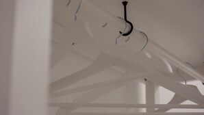 Een plafond met zichtbare balken en een zwarte haak.