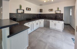 Réfrigérateur, four, plaque de cuisson, lave-vaisselle