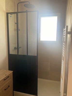 Dusch, hårtork, handdukar och toalettpapper