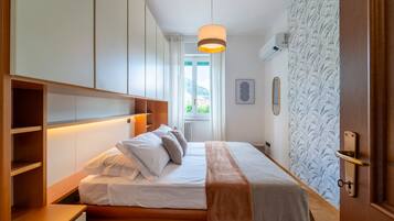 Appartamento, balcone | Una scrivania, ferro/asse da stiro