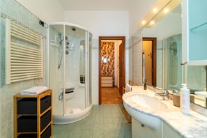 Apartment, Balkon | Badezimmer