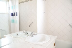 Regadera, secadora de cabello, toallas 