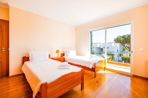 3 soverom, safe på rommet, strykejern/-brett og wi-fi (inkludert)