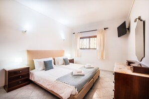 Silitysrauta/-lauta, ilmainen Wi-Fi, vuodevaatteet