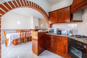 Jääkaappi, mikroaaltouuni, uuni, astianpesukone