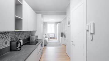 KĂŒhlschrank, Mikrowelle, Ofen, Herdplatte