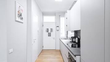 KĂŒhlschrank, Mikrowelle, Ofen, Herdplatte