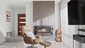 Una Smart TV, una chimenea, una mesa de tenis de mesa, libros