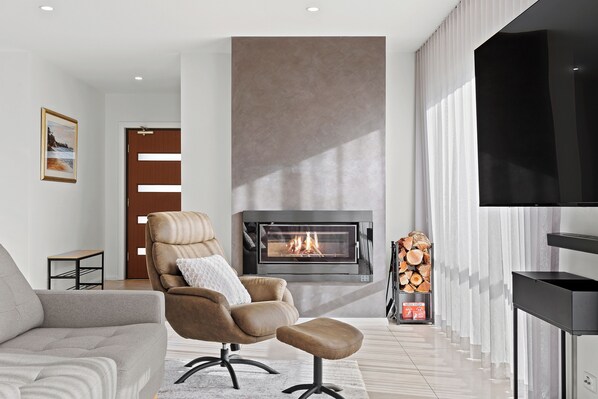 Smart-tv, pejs, bordtennisbord, bøger