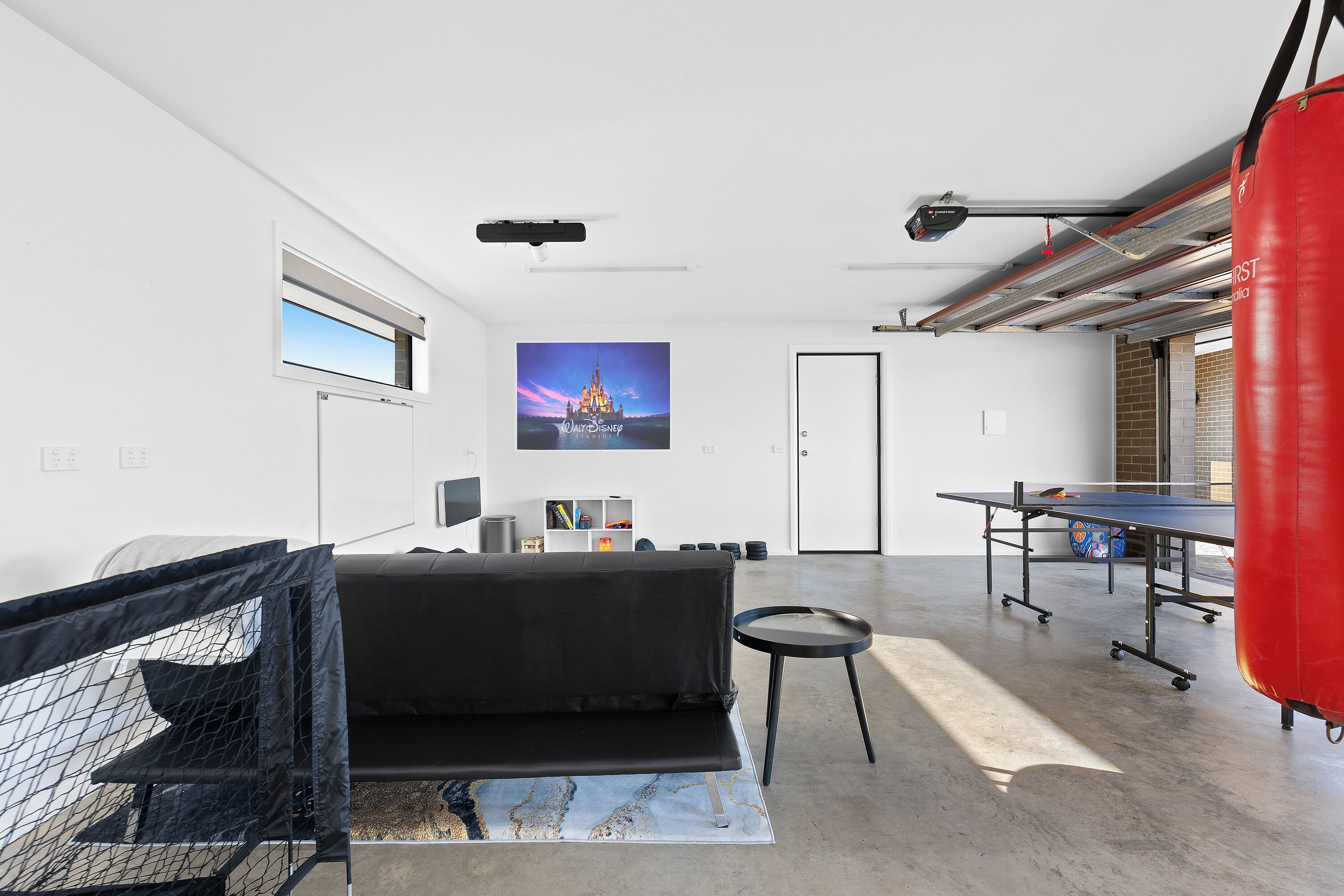 Smart-tv, pejs, bordtennisbord, bøger