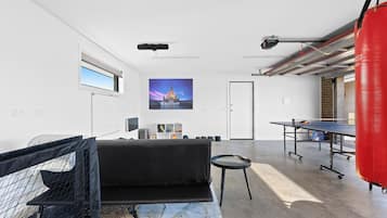 Smart-tv, pejs, bordtennisbord, bøger