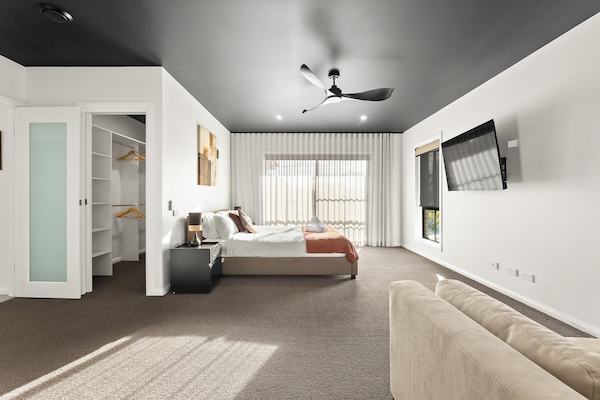 3 chambres, bureau, fer et planche Ă repasser, lit parapluie