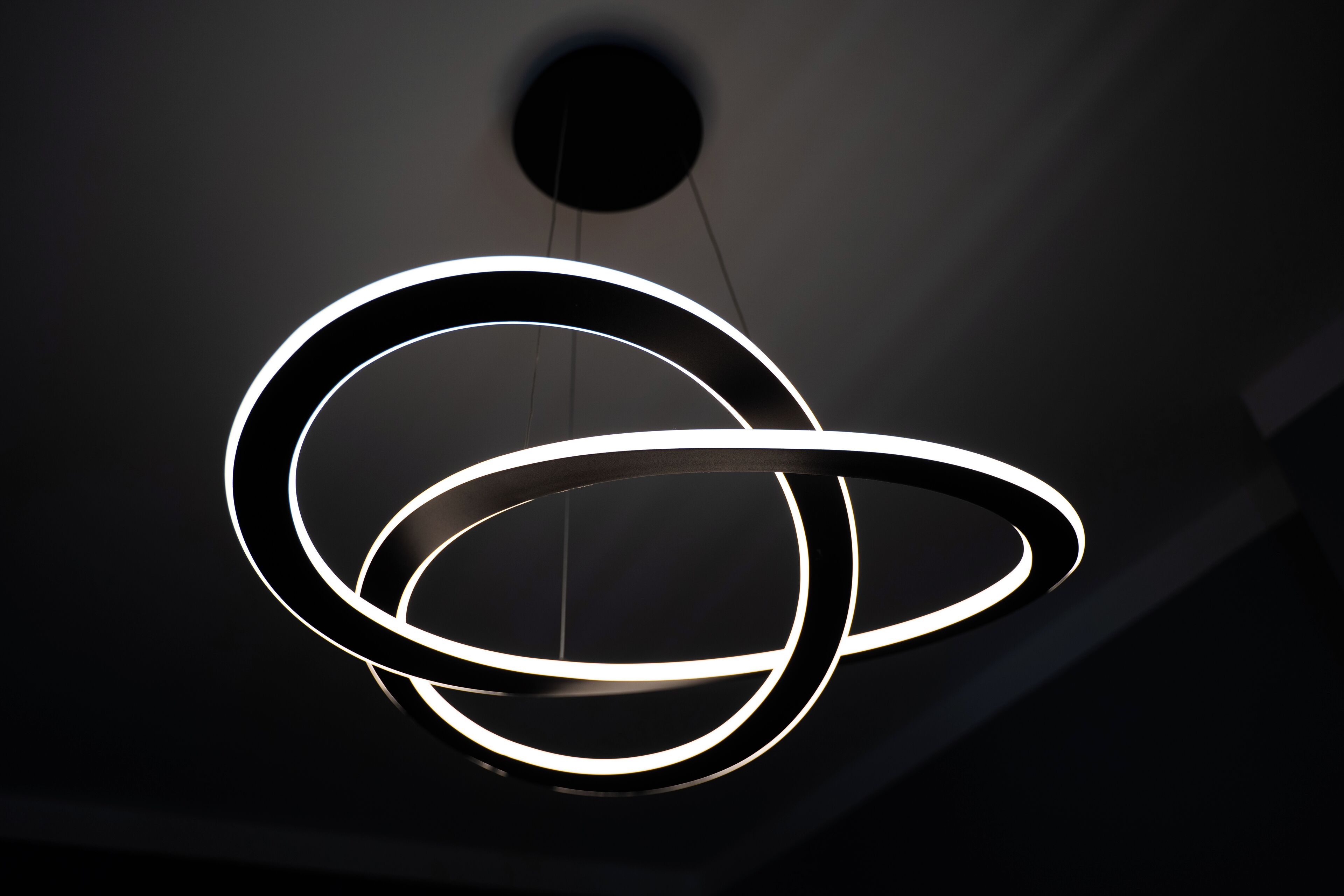 Una lámpara moderna de diseño circular y minimalista, suspendida del techo.