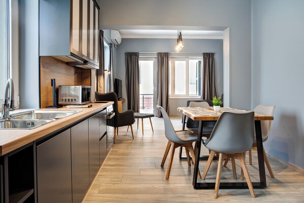 Superior Apartment 3 | Cuisine privée | Grand réfrigérateur, micro-ondes, four, plaque de cuisson