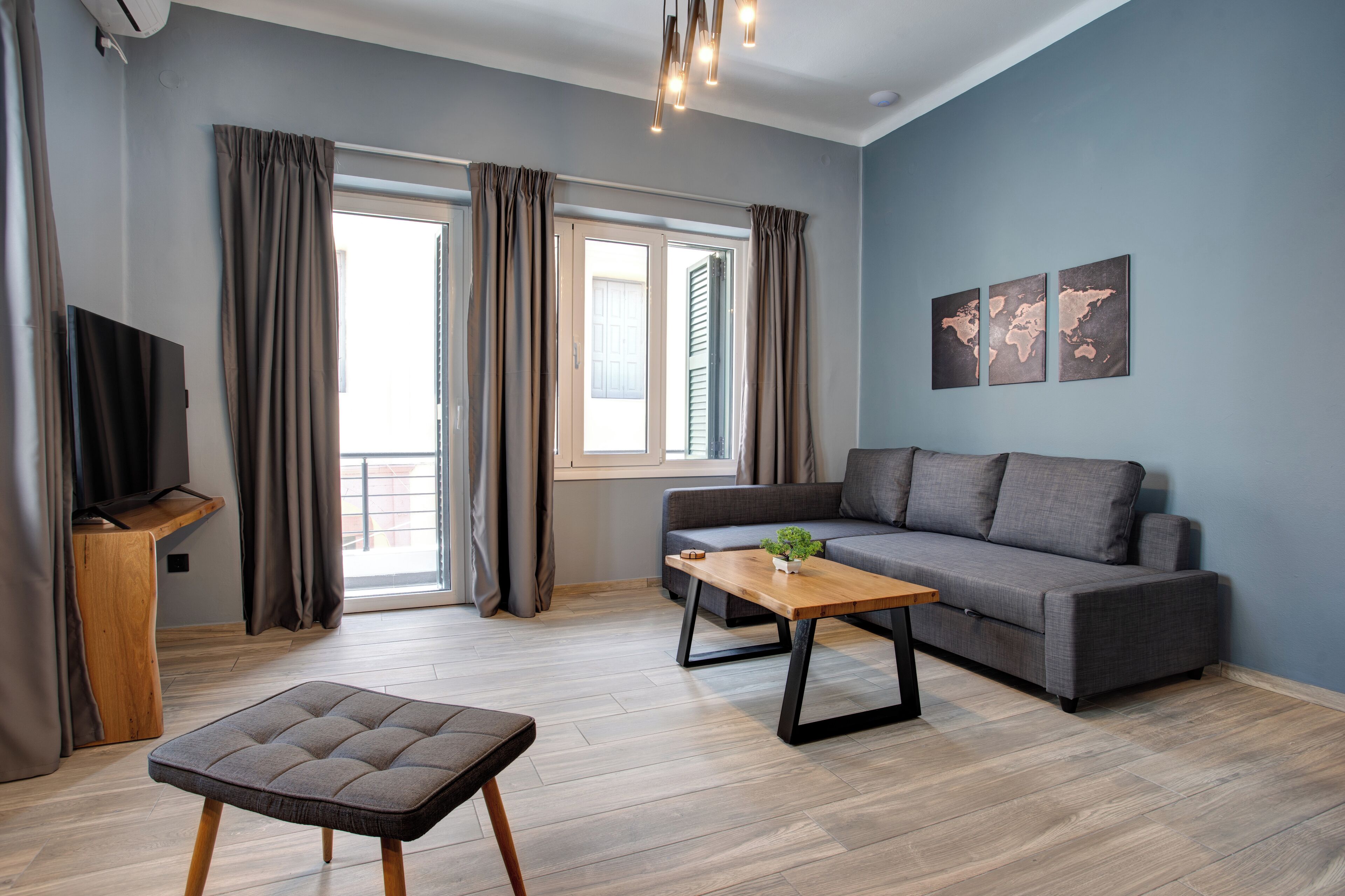 Superior Apartment 3 | リビング エリア | テレビ