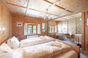 4 bedrooms, free WiFi, bed sheets - Suot Chastè Tarasp - Authentic Engadine house with 6.5 rooms at the foot of Tarasp Castle (Tarasp)