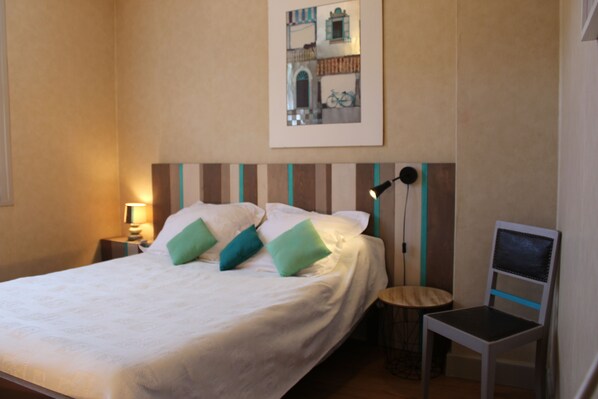 3 bedrooms, travel cot, WiFi, bed sheets - House with garden in the heart of the village of Gerde. Pets allowed. (Gerde)