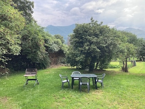 Outdoor dining - House with garden in the heart of the village of Gerde. Pets allowed. (Gerde)