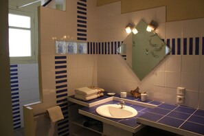 Douche, sèche-cheveux, serviettes fournies