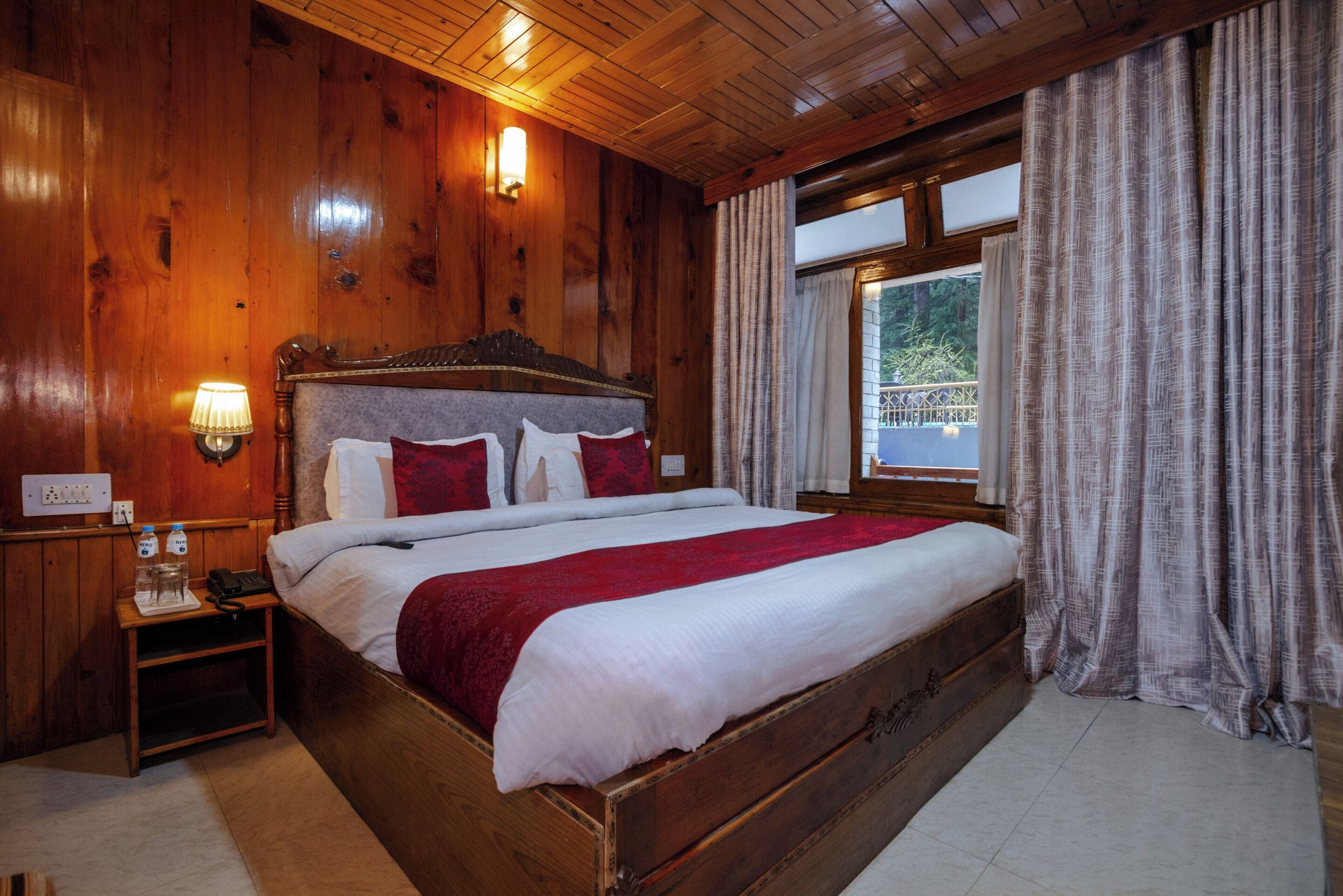 Deluxe Room, 1 Queen Bed, Smoking, Ground Floor | Free WiFi, bed sheets