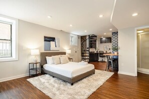 4 bedrooms, desk, iron/ironing board, WiFi - Lux 4BR Townhome | City Views | Private Balconies (Cincinnati)