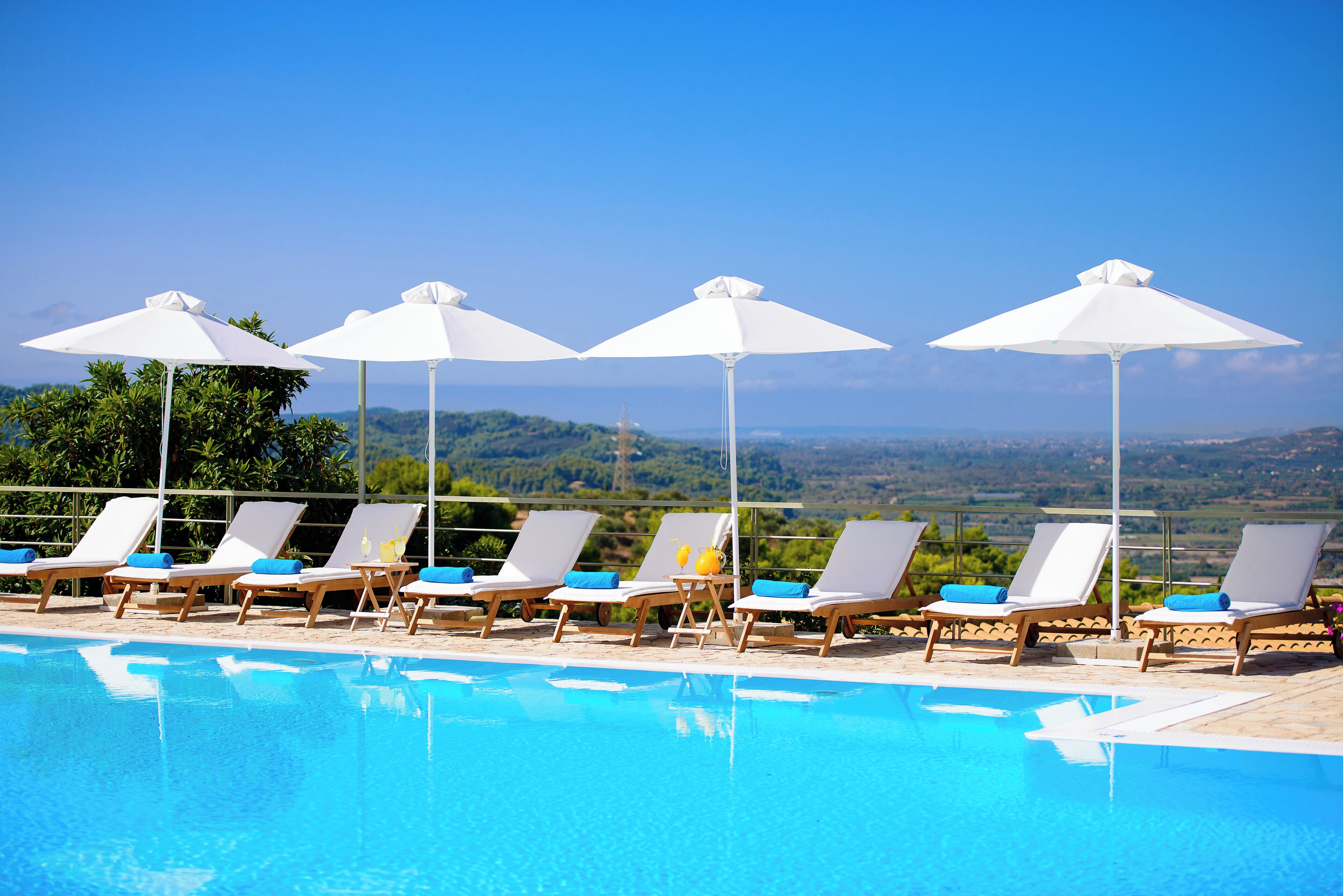 Hồ bơi ngoài trời phục vụ theo mùa, dù/ô trên bãi biển/hồ bơi 