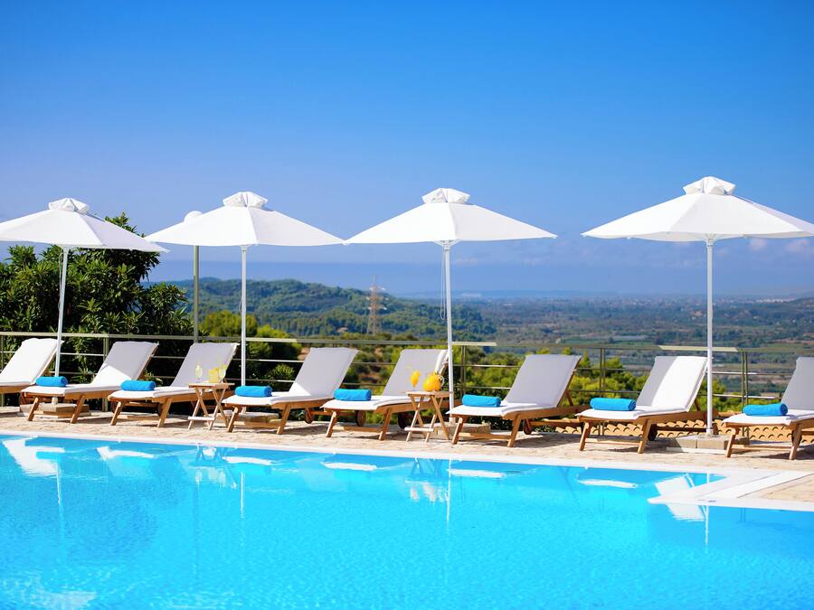 Sesongbasert utendørsbasseng, bassengparasoller og solsenger