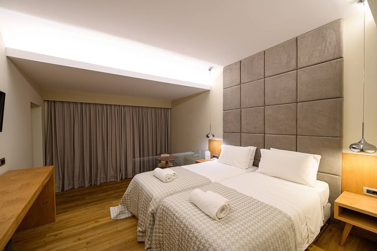 Junior suite, 2 slaapkamers, balkon, uitzicht op tuin | 1 slaapkamer, een minibar, een kluis op de kamer