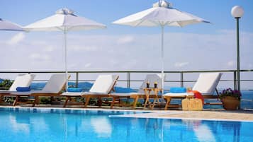 Sæsonbestemt udendørs pool, åben fra kl. 08.00 til kl. 20.00, parasoller