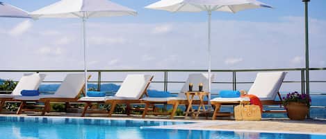 Piscine extérieure (ouverte en saison), parasols de plage