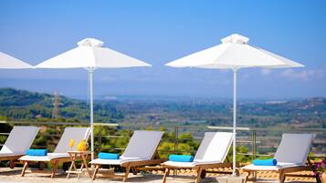 Kolam renang outdoor musiman, dengan payung kolam renang