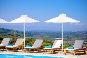 시즌별로 운영되는 야외 수영장, 08:00 ~ 20:00 오픈, 수영장 파라솔, 일광욕 의자