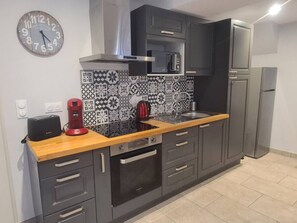 Kühlschrank, Mikrowelle, Ofen, Geschirrspüler