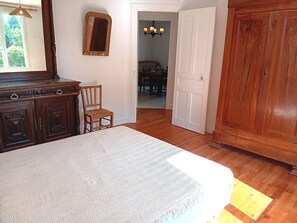 2 Schlafzimmer, Reisekinderbett