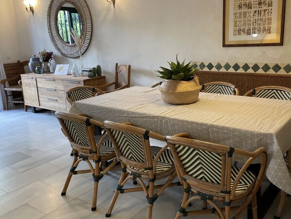 Dining - Spacious Home Guadalvillas 128 with Terrace, 2 Pools & 2-Min Walk to Beach in Marbella (Marbella)