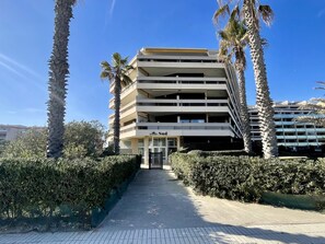 Exterior - 2-room apartment with pool and parking, direct beach access (Canet-en-Roussillon)