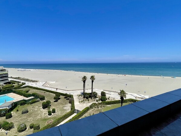 On the beach - 2-room apartment with pool and parking, direct beach access (Canet-en-Roussillon)