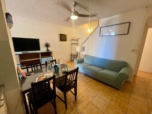 TV - Spacious 3BR Duplex in Gruissan w/ Pool, Parking & Close to Port (Gruissan)