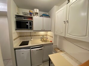 Fridge, microwave, oven, stovetop - Quiet Area Near Beach – Cosy Duplex with Parking (Fouras)