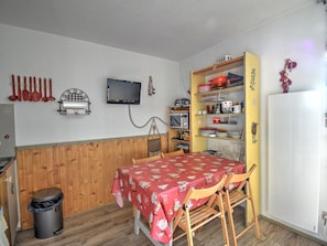 A compact kitchen with a dining area, equipped with a microwave, stove, and various utensils. - Studio in Morzine, near slopes, balcony, parking, 4 pers (Morzine)