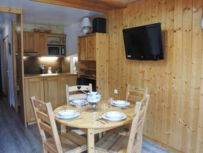Dining - Morzine: Cozy mezzanine studio for 6, city center (Morzine)
