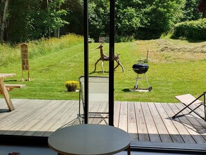 Outdoor dining - Chalet in Morzine, 2 bedrooms, near center, WiFi, parking (Morzine)