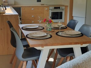 Dining - Chalet in Morzine, 2 bedrooms, near center, WiFi, parking (Morzine)