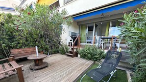 Outdoor dining - Cozy 2-room cabin with terrace, pool, parking, and A/C - Port Camargue (Port Camargue)