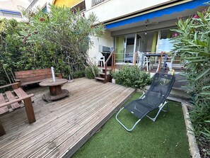 Outdoor dining - Cozy 2-room cabin with terrace, pool, parking, and A/C - Port Camargue (Port Camargue)