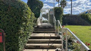 Property grounds - Cozy 2-room cabin with terrace, pool, parking, and A/C - Port Camargue (Port Camargue)